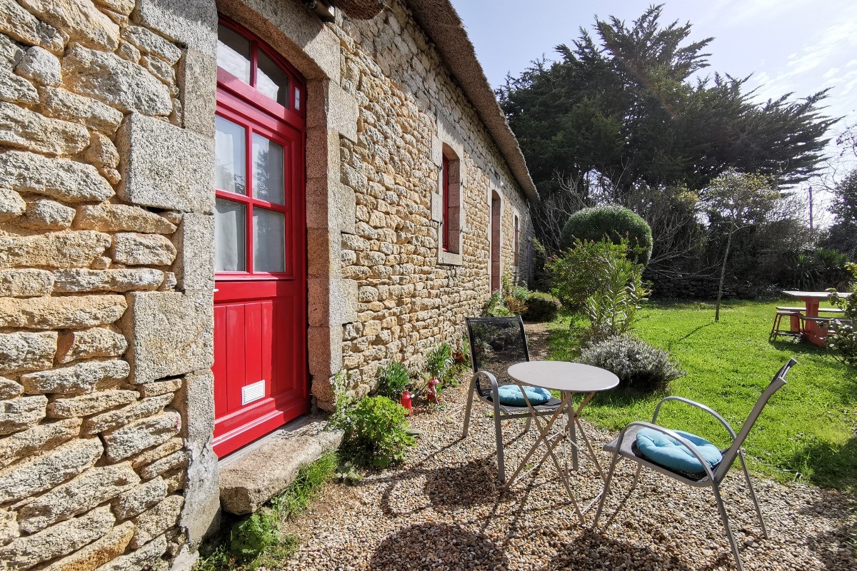 Salon de jardin devant la maison