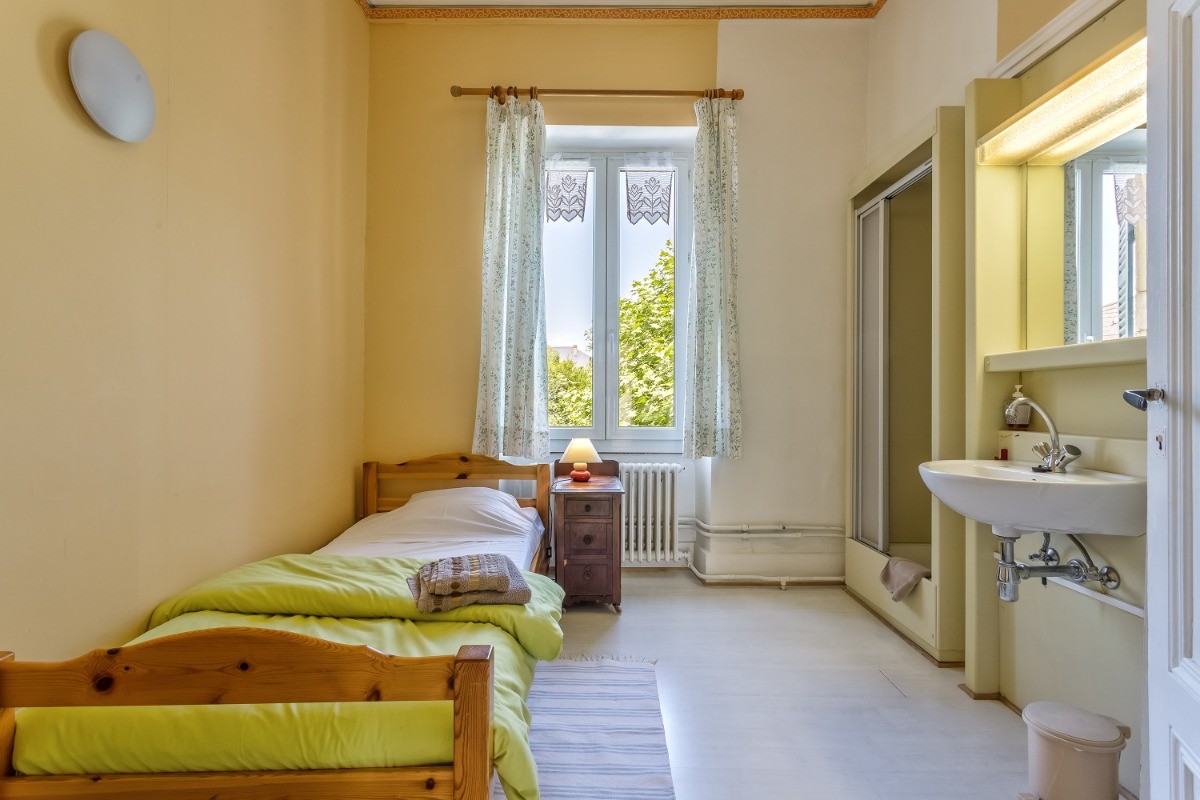 chambre N°3 1 lit simple avec douche et lavabo