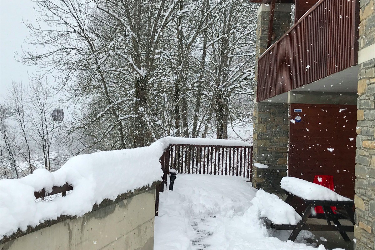 Terrasse spacieuse avec vue sur la montagne, proche du téléporté Skyvall.