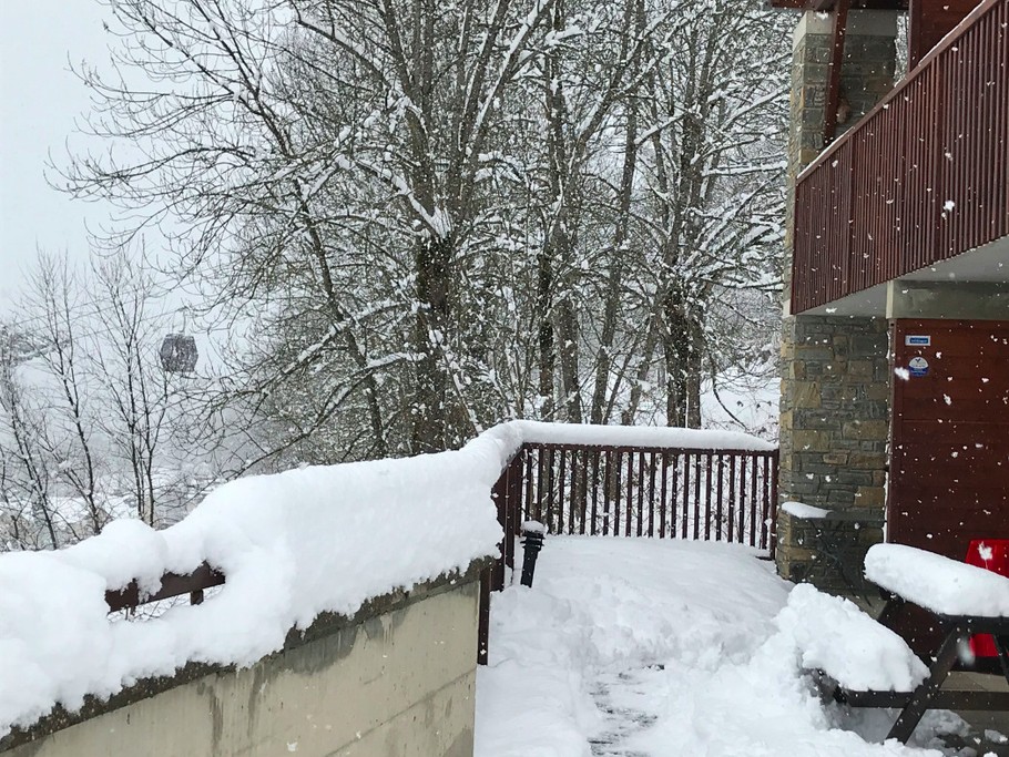 Terrasse spacieuse avec vue sur la montagne, proche du téléporté Skyvall.