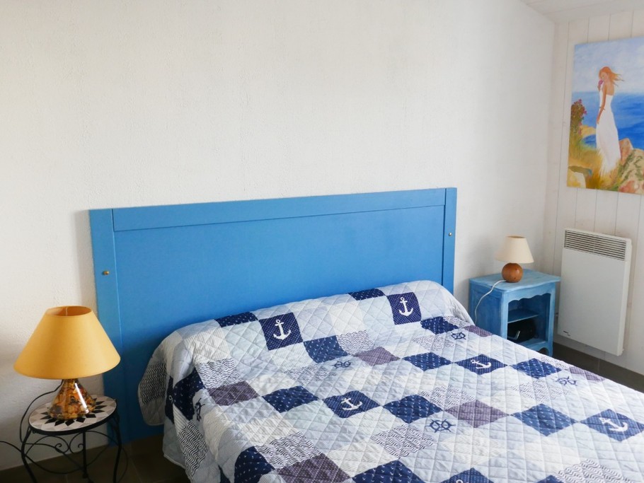 bedroom 2 with a double bed (140cm)