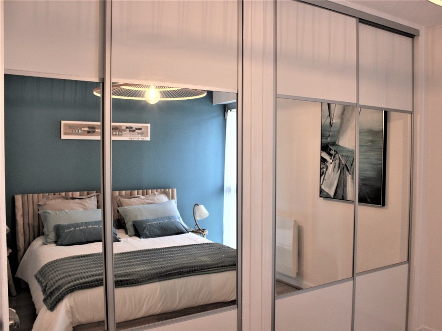 la chambre et ses placards vitrés