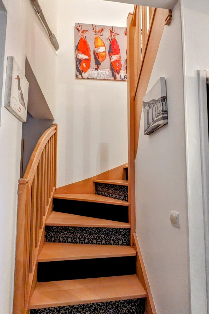 ESCALIER MENANT A L ETAGE