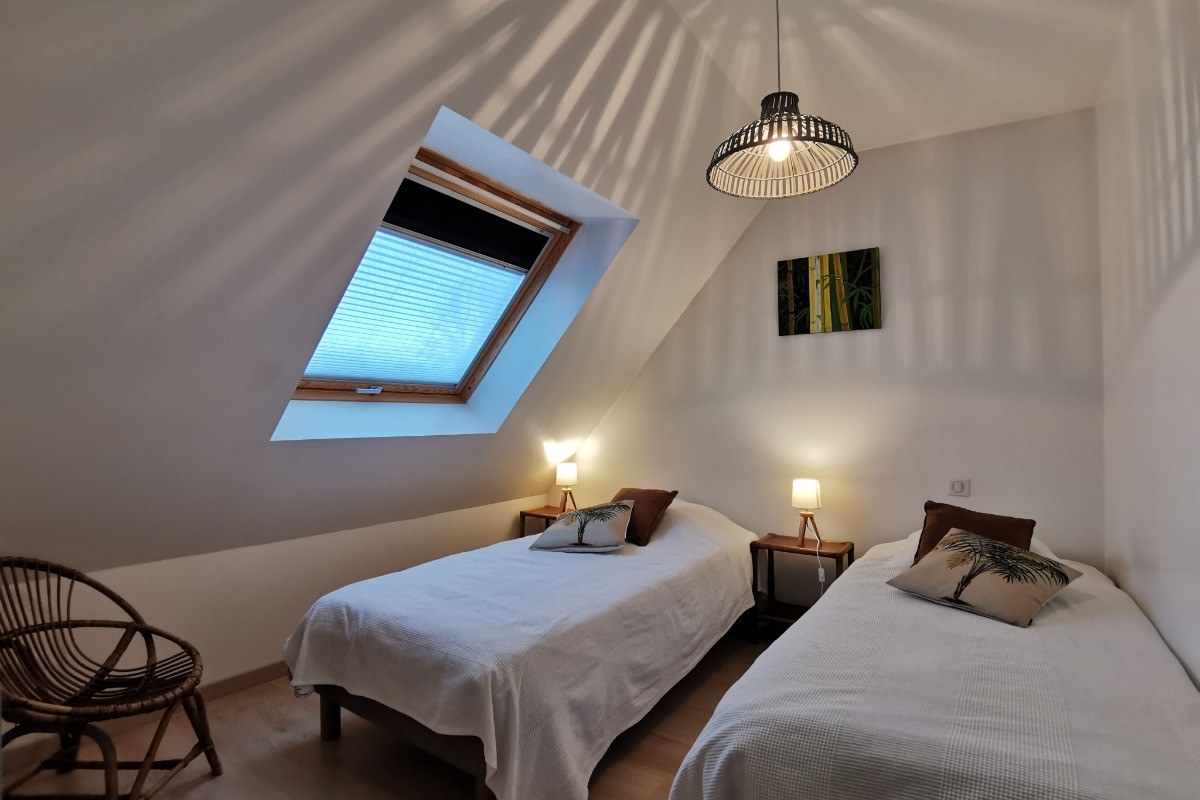 Chambre à l'étage avec deux lits 90