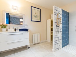 AGAPANTHE shower room