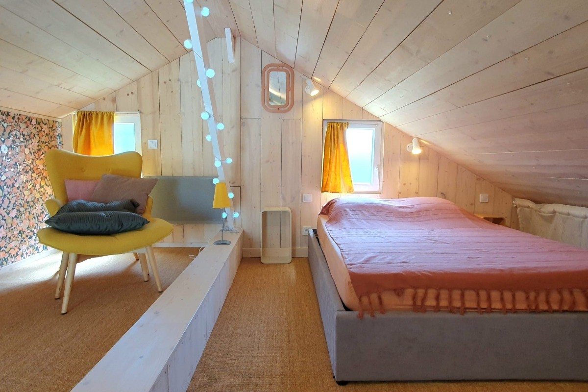 chambre en mezzanine avec 2 lits de 140x190 cm qui se fond face, séparé par un dressing sur mesure