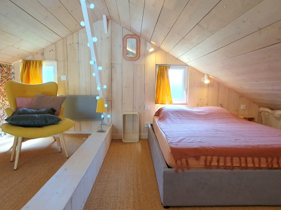 chambre en mezzanine avec 2 lits de 140x190 cm qui se fond face, séparé par un dressing sur mesure