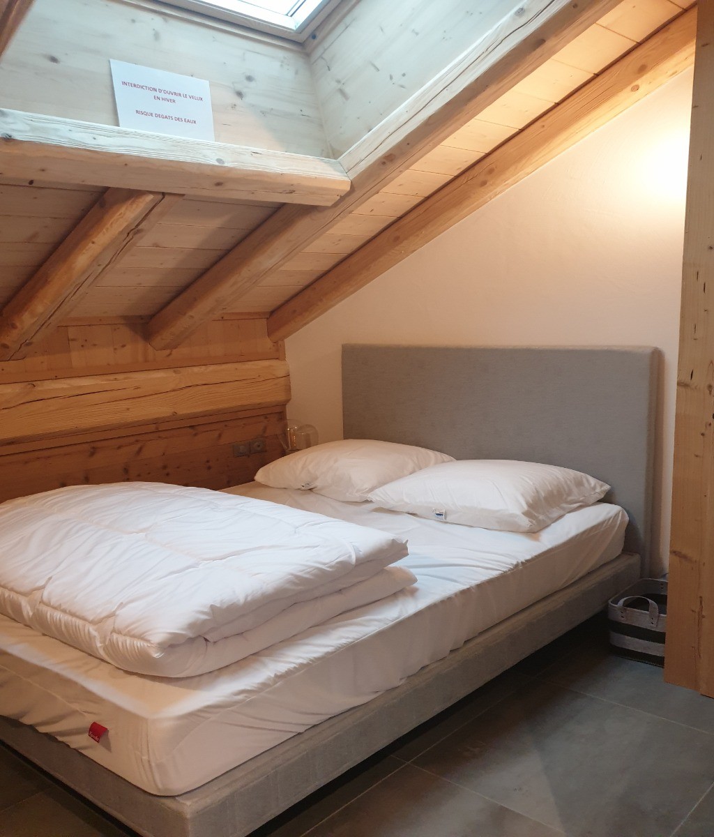 Chambre 2 avec lit double et salle d'eau privative