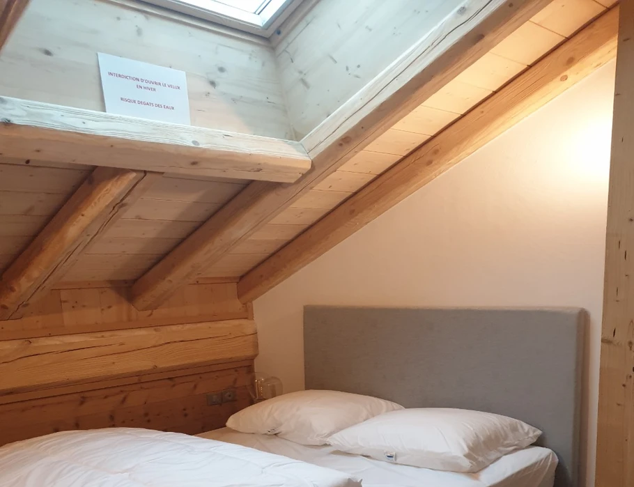 Chambre 2 avec lit double et salle d'eau privative