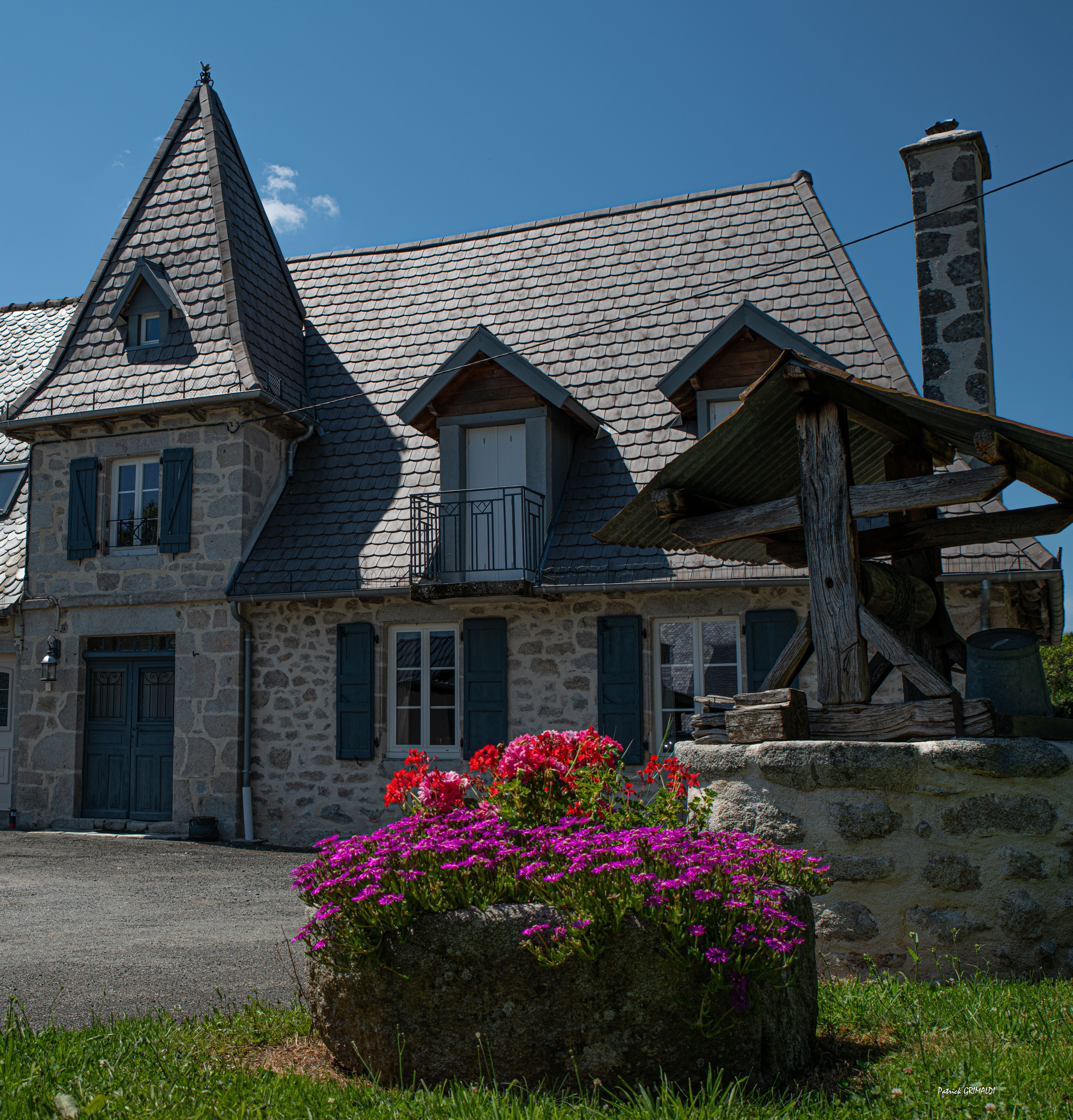 Gîte en pierre de granit avec toiture en lauzes à Rénac, Cantal