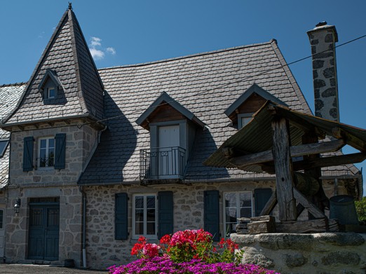 Gîte en pierre de granit avec toiture en lauzes à Rénac, Cantal