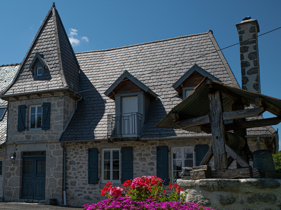 Gîte en pierre de granit avec toiture en lauzes à Rénac, Cantal