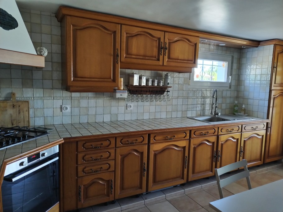 Cuisine donnant sur la terrasse, face à la piscine.