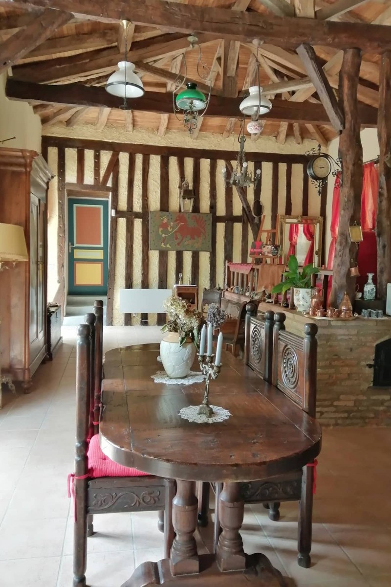 La table en chêne massif, devant la grande cheminée du XIVème siècle.