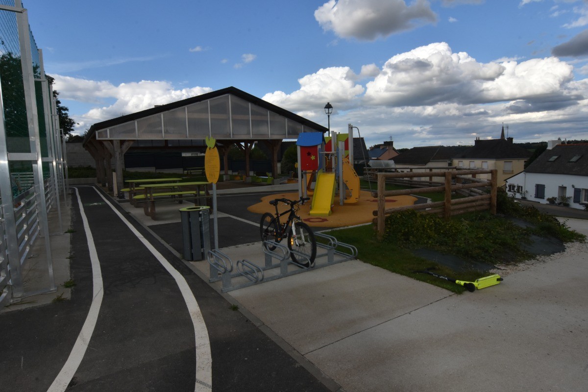 Aire de jeux multi génération à 4mn des gites au centre du village