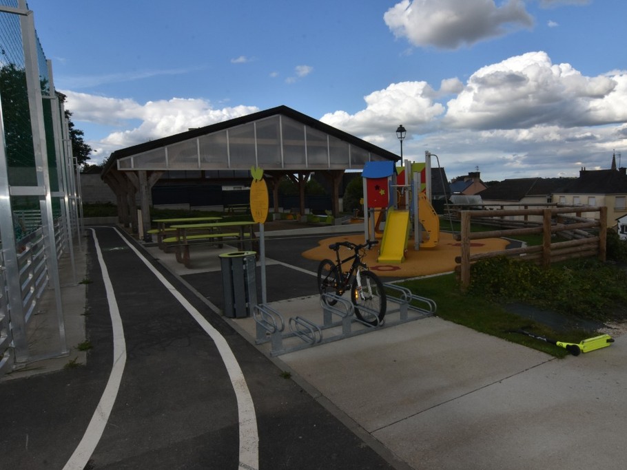 Aire de jeux multi génération à 4mn des gites au centre du village