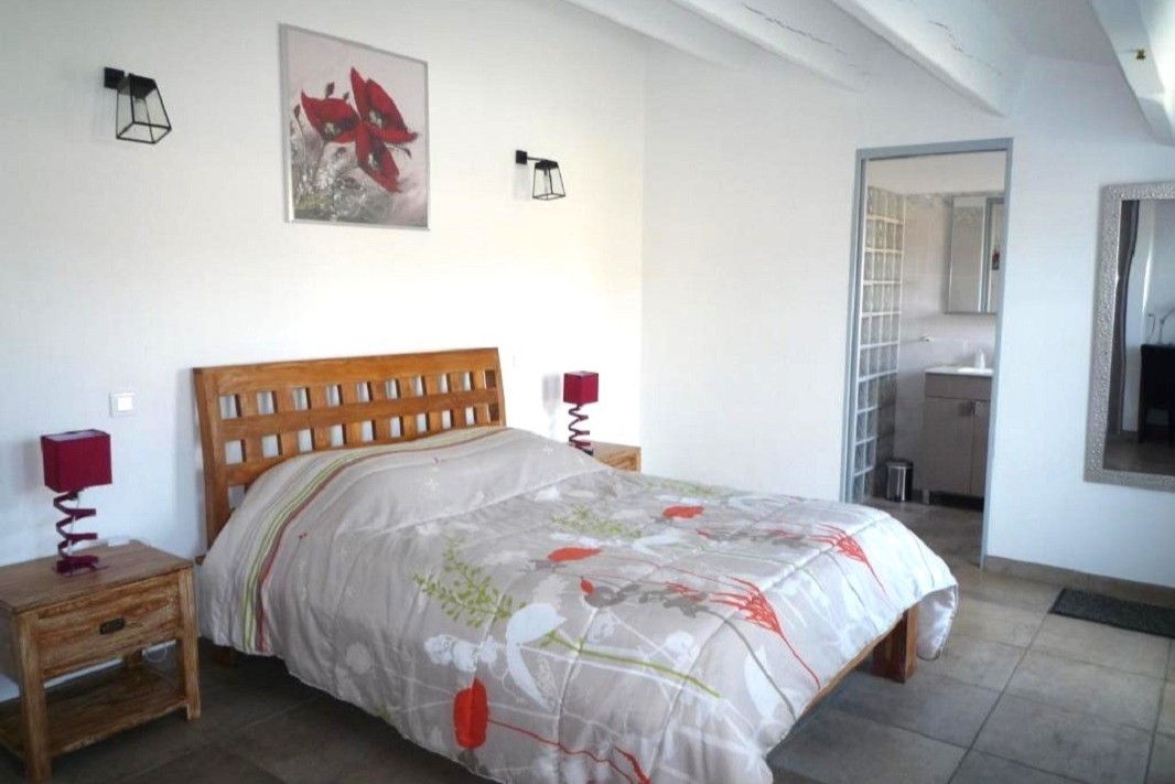Chambre Petrel avec un lit en 160 et salle d'eau attenante