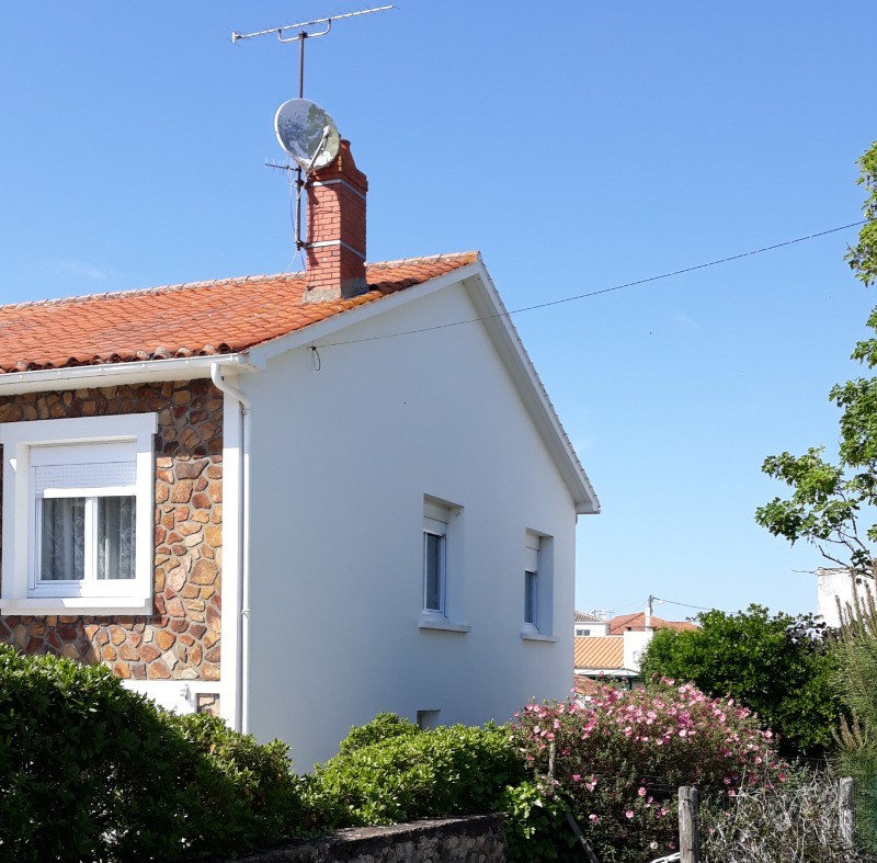 l'emplacement véhicule, rue des pins à + ou - 20 m