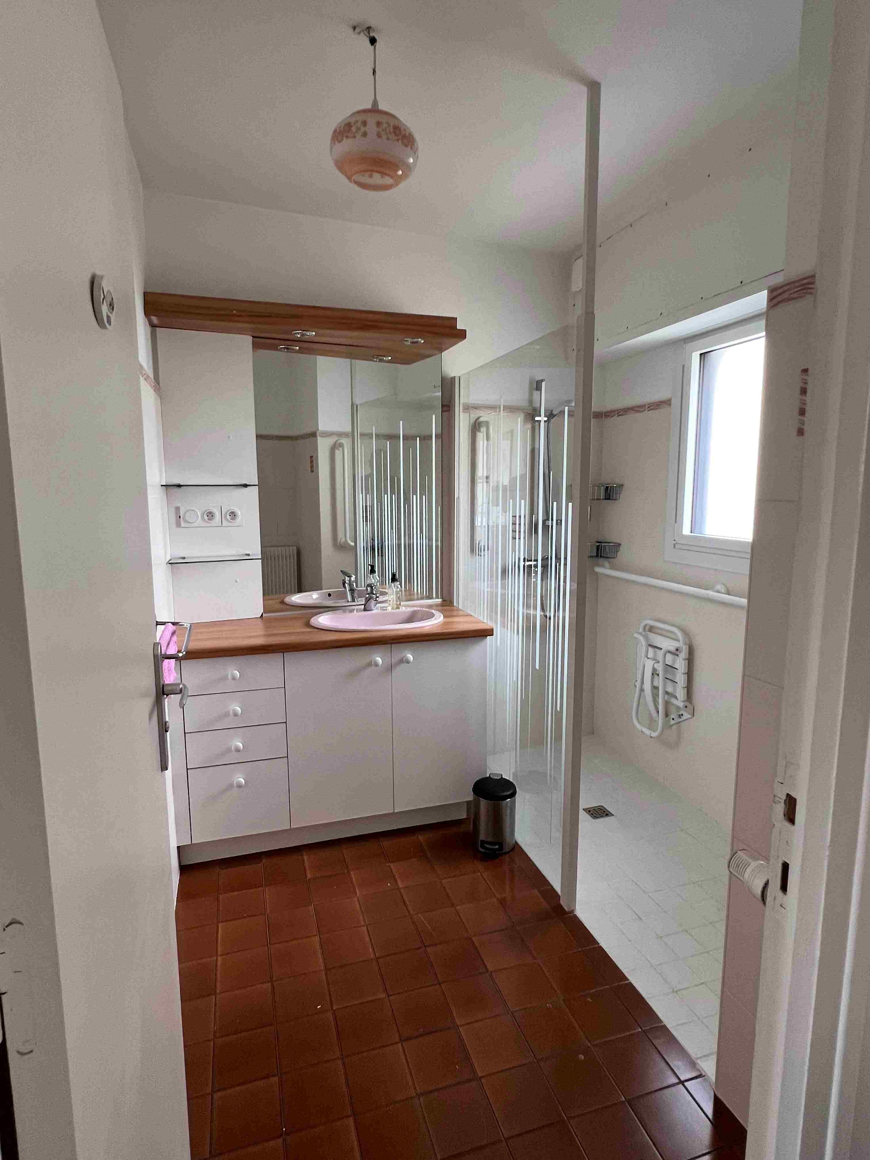 Salle d'eau  avec WC indépendant