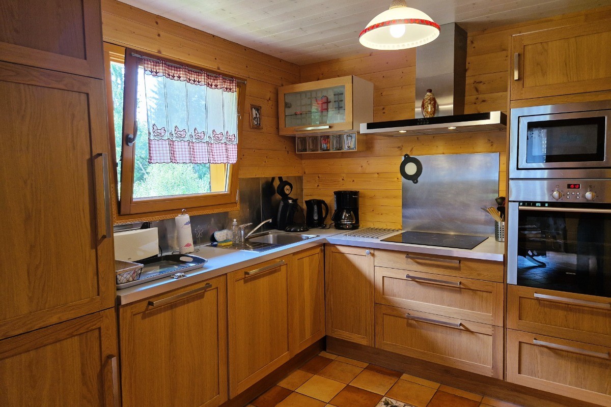 Cuisine toute équipée avec ouverture sur la pièce de vie - Chalet Biazot, proche du Lac de Xonrupt-Longemer