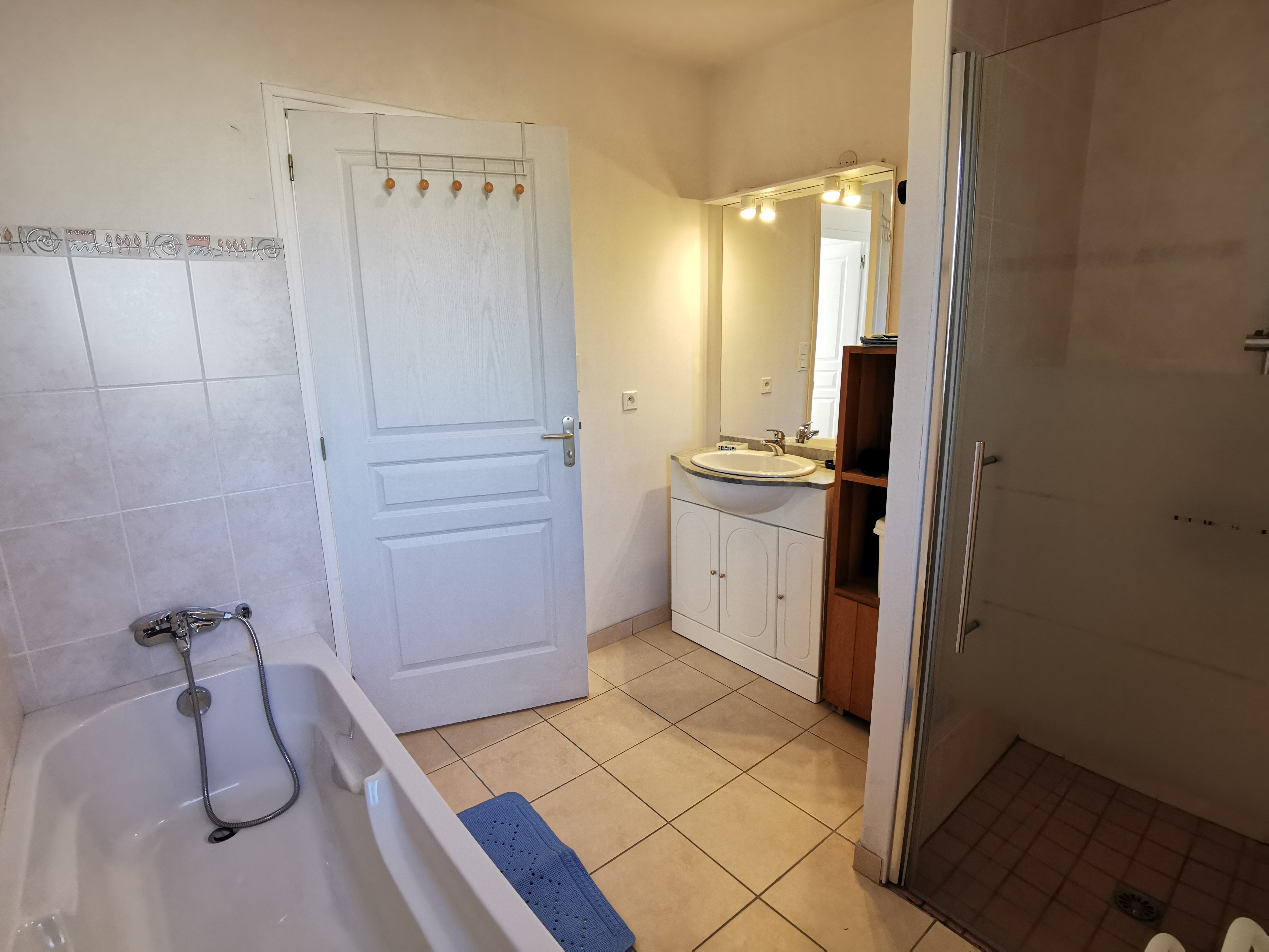 Salle de bain avec douche et baignoire