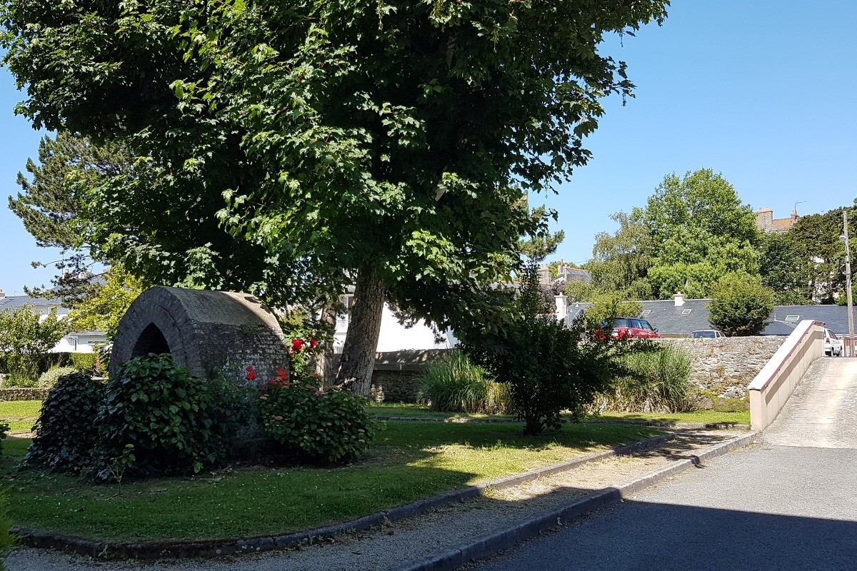 Le parc arboré, l'accès au parking privé à l'arrière de la résidence