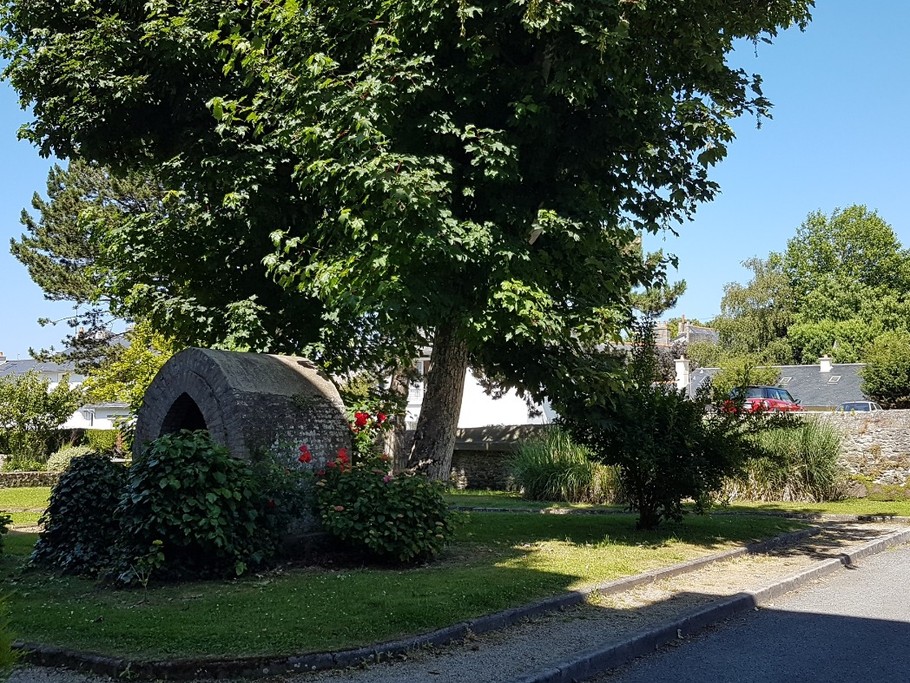 Le parc arboré, l'accès au parking privé à l'arrière de la résidence