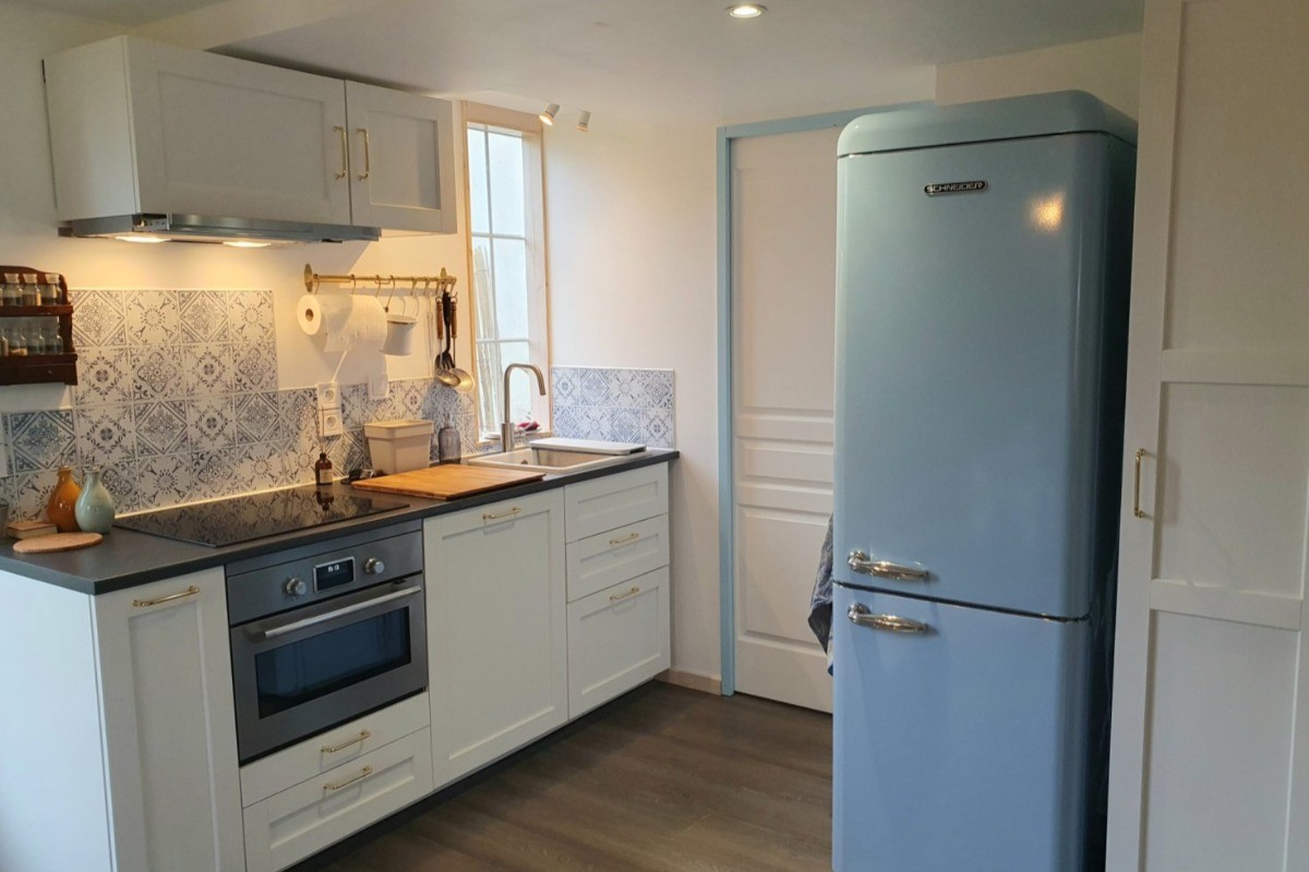 Pièce de vie de plain-pied avec coin cuisine, coin séjour et coin salon