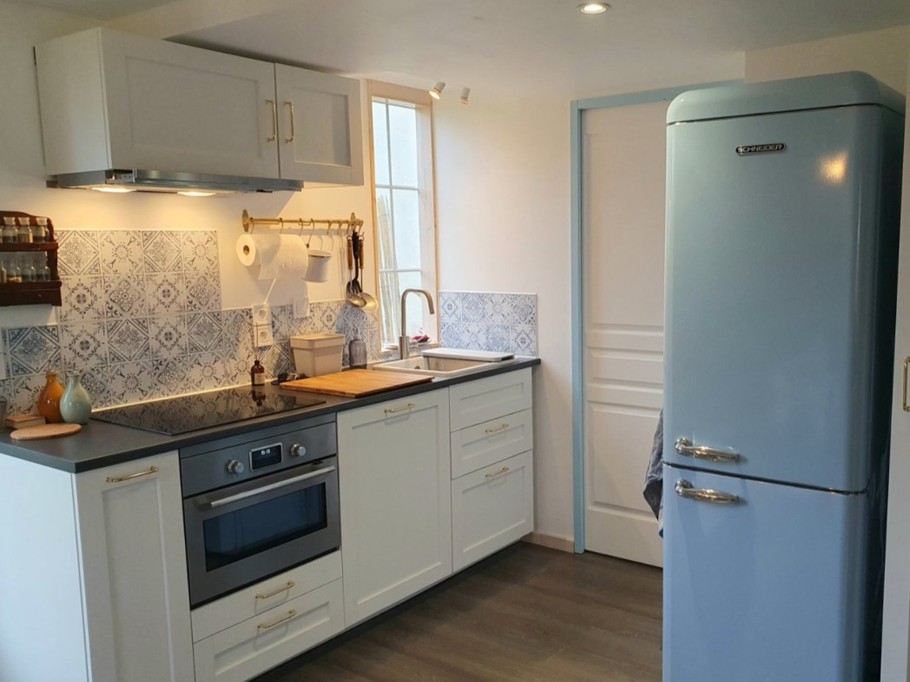 Pièce de vie de plain-pied avec coin cuisine, coin séjour et coin salon