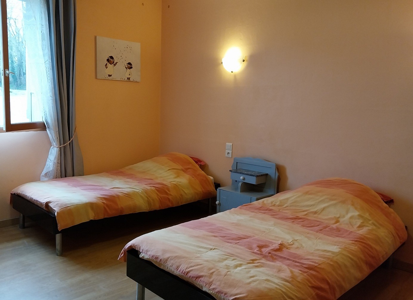 Chambre 3, lits jumeaux en 90 + lit bébé à barreaux, commode et dressing