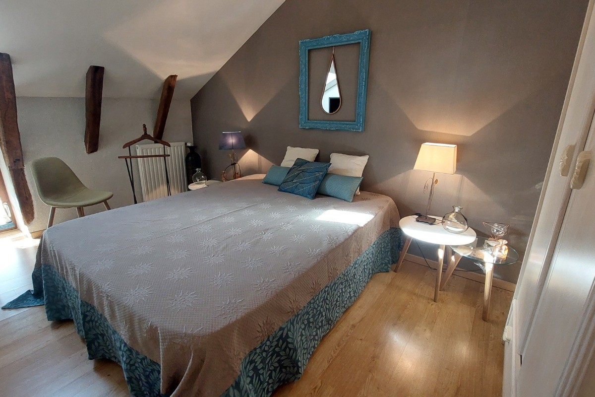 Une chambre, cosy, avec un lit 160 et une tv écran  plat