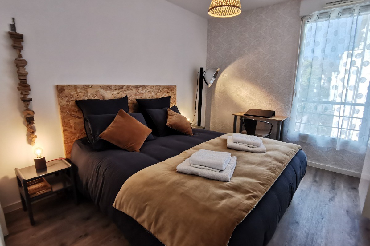 Première chambre avec un lit 160x200 avec placard, espace bureau