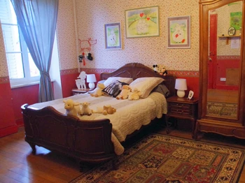 La Bergerie est une chambre équipée d'un grand lit double et de deux lits jumeaux simples. La salle de douche privative est attenante, sur le palier. Avec télévision et wifi gratuit.