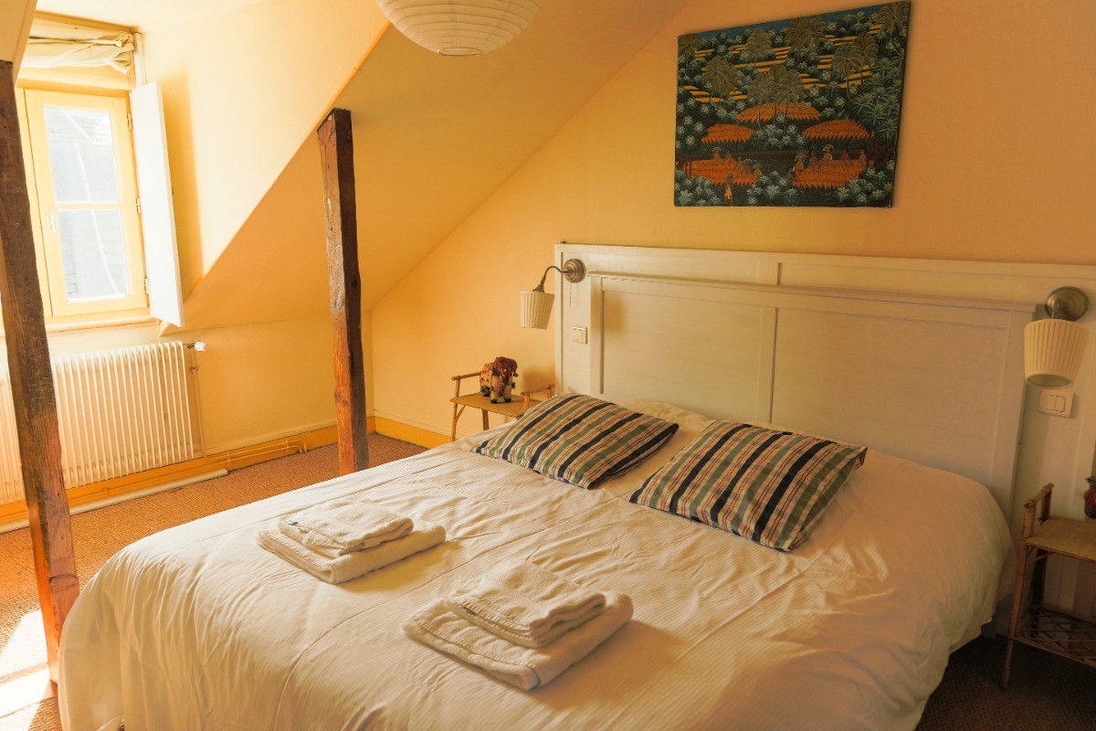 Chambre 2ème étage grand lit