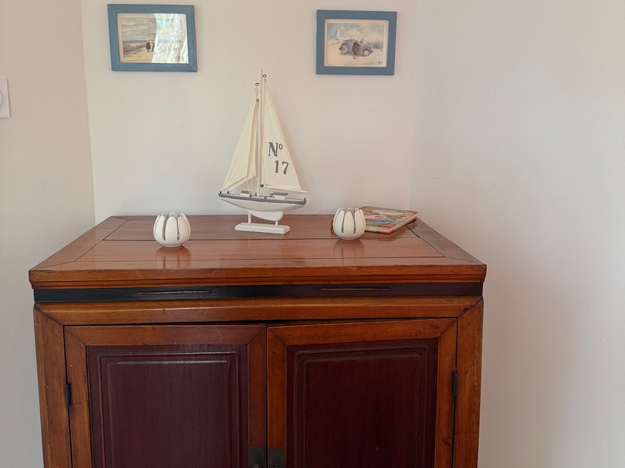 Ici, c'est le meuble qui contient de quoi vous occuper si vous souhaitez lire ou faire un jeu de société.