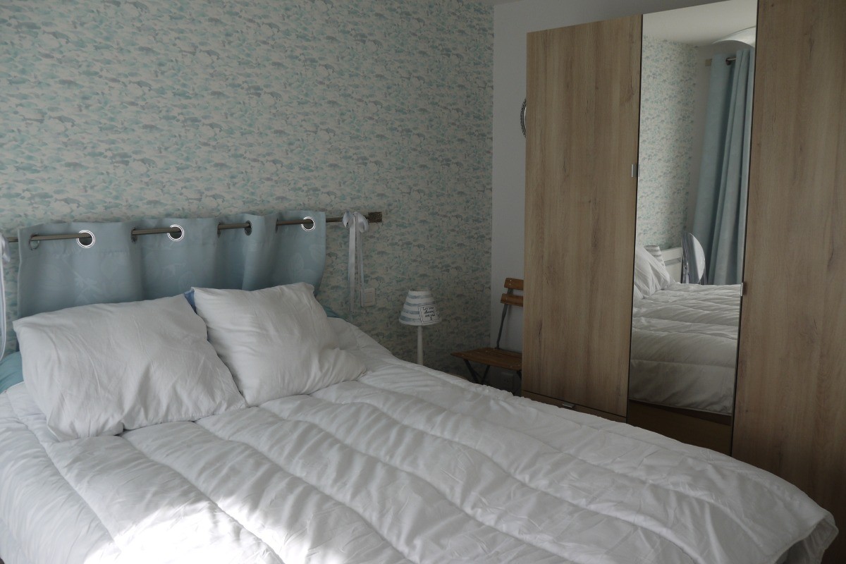 chambre du rez de chaussée, lit de 140