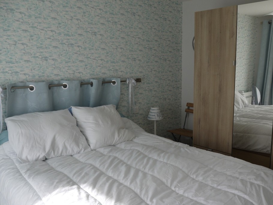 chambre du rez de chaussée, lit de 140