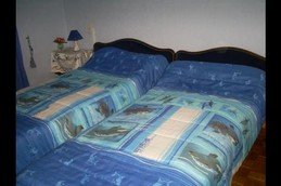 Chambre familiale bleue avec vue sur le verger