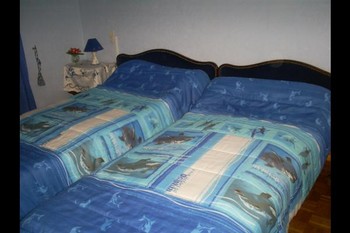 Chambre familiale bleue avec vue sur le verger