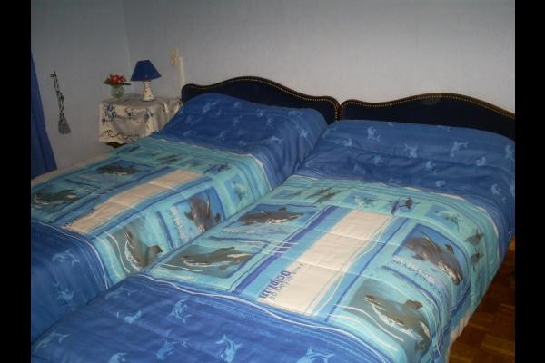 Chambre familiale bleue avec vue sur le verger