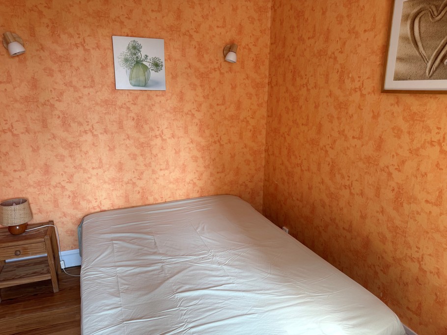 Chambre (2ème étage côté cour - lit 1,40m) - Villa Gargamelle