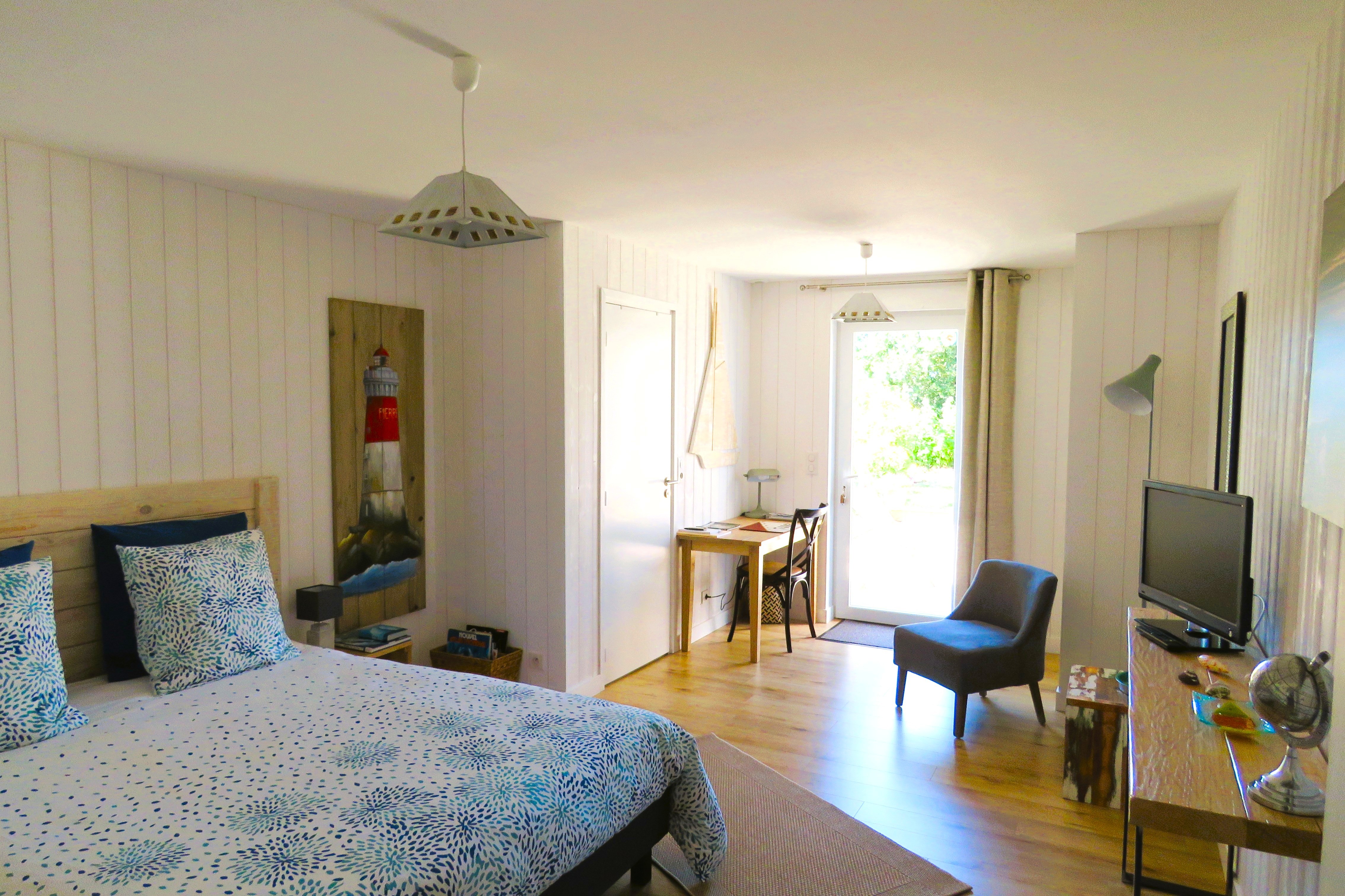 Chambre de 19 m² avec lit 160 cm, avec TV, coin bureau. Salle d'eau avec douche et WC communicante.
