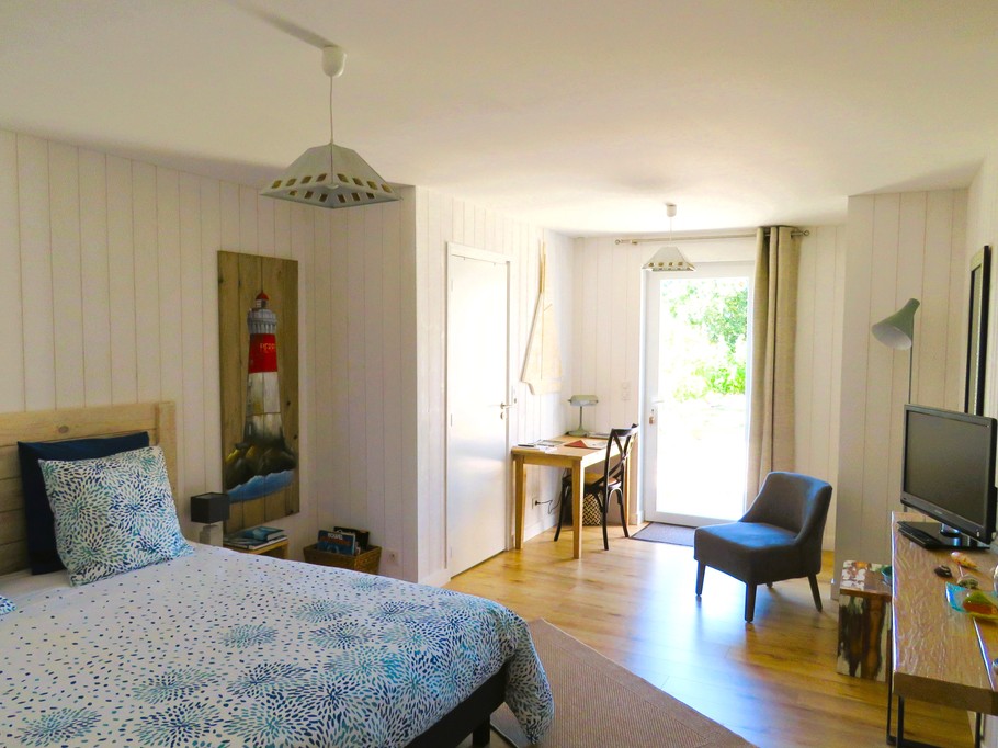 Chambre de 19 m² avec lit 160 cm, avec TV, coin bureau. Salle d'eau avec douche et WC communicante.