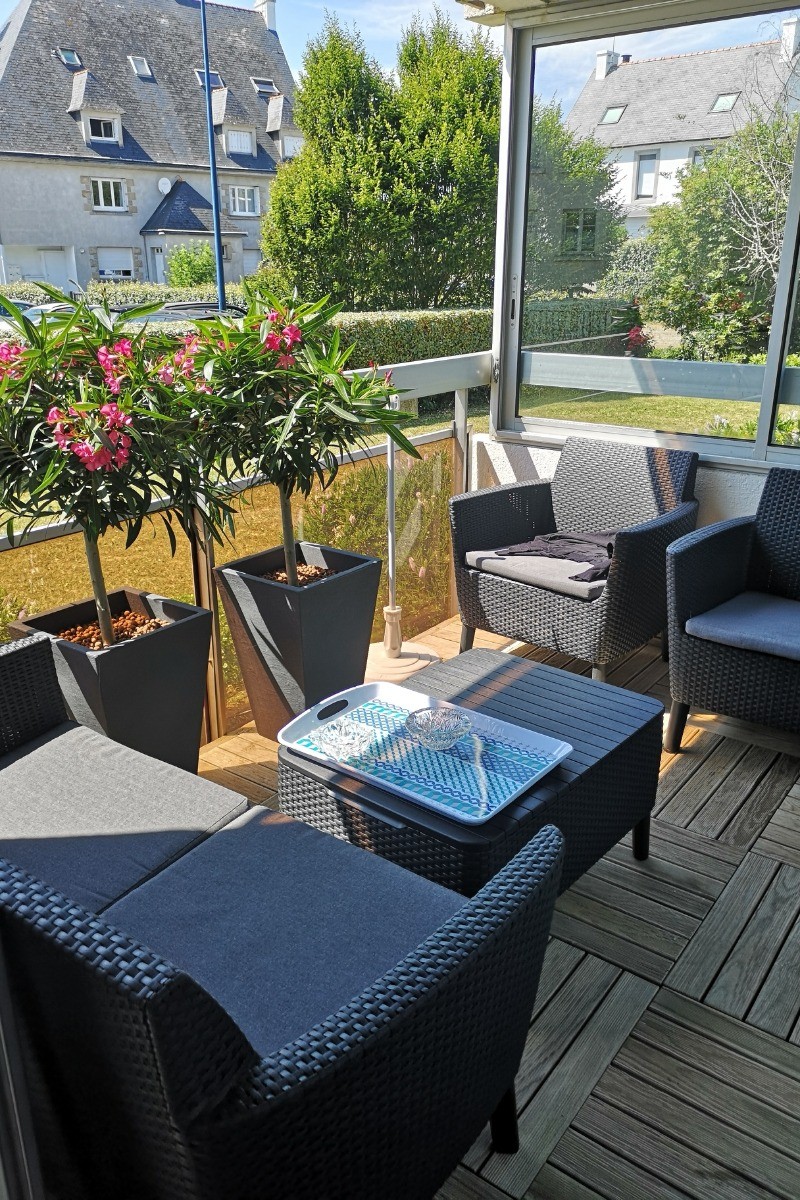 Balcon avec salon de jardin