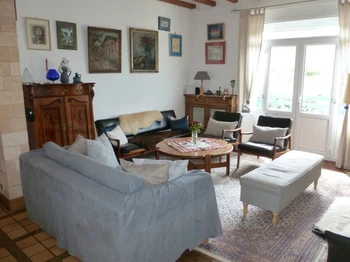 Salon avec TV pour vous octroyer une pause détente
