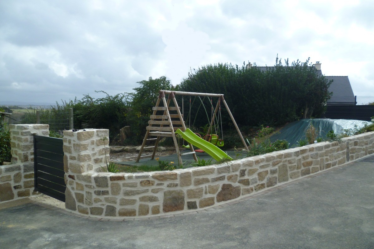 espace jeux enfants face à la maison