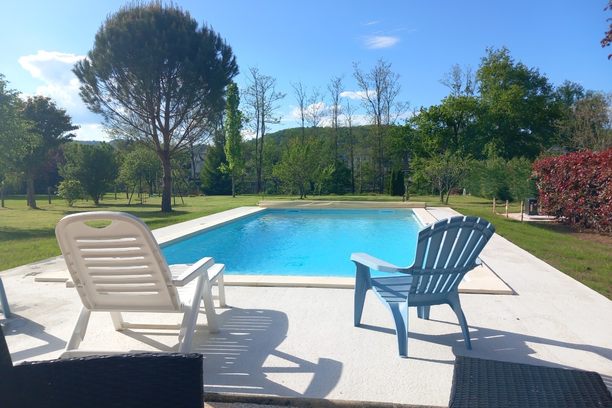 Vue piscine chauffée MAISON A ARGENTAT PISCINE CHAUFFEE Argentat-sur Dordogne Corrèze