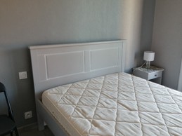 chambre principale avec balcon. Place pour installer un lit pliant enfant en bas âge