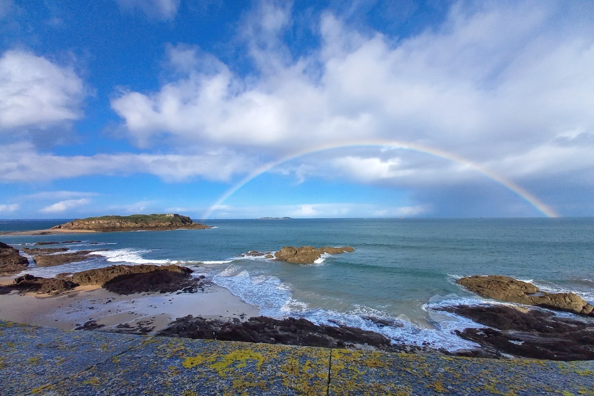 Arc-en-ciel à Saint-Malo sur le Grand Bé