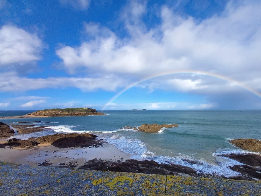 Arc-en-ciel à Saint-Malo sur le Grand Bé